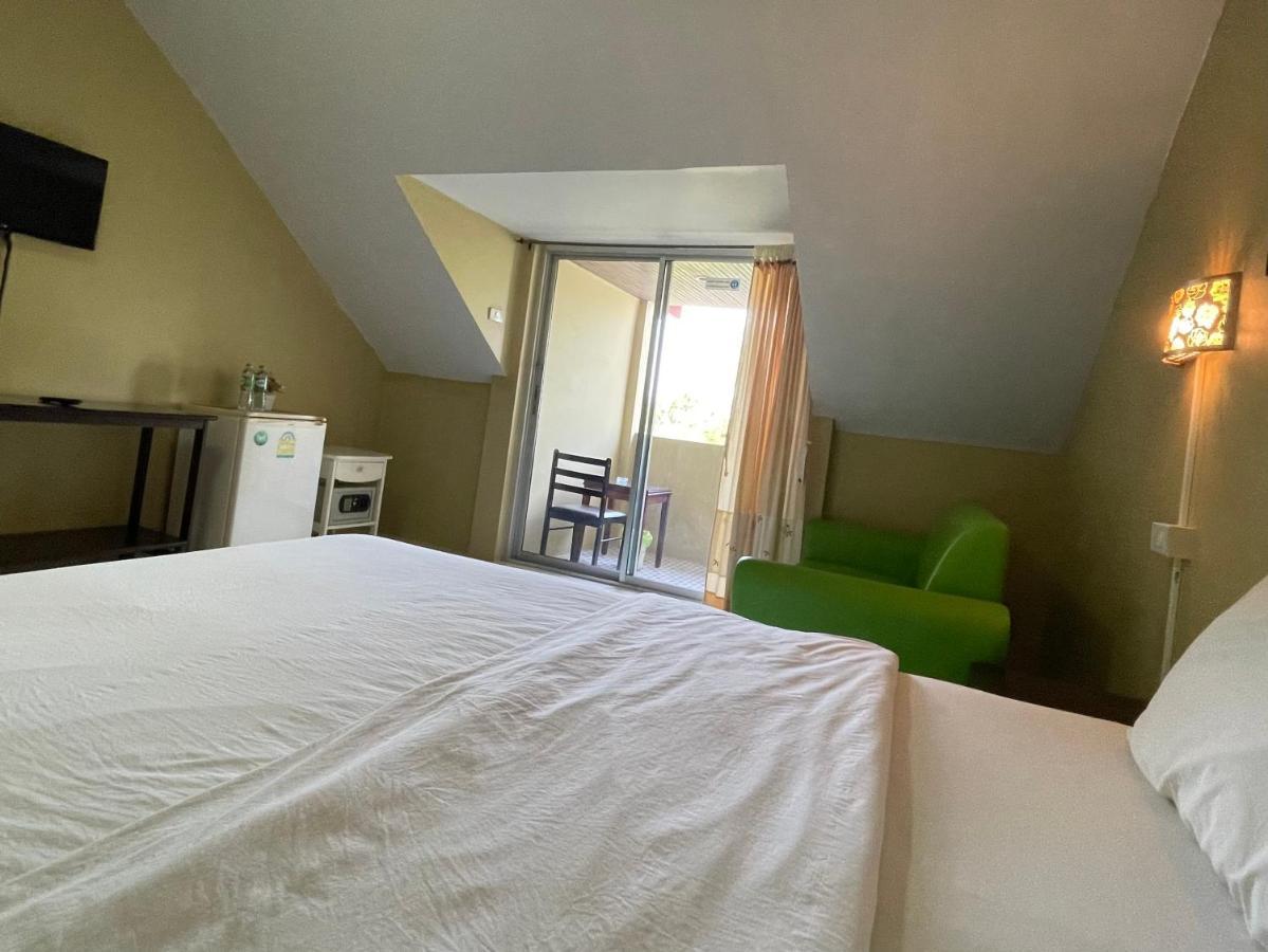 Nawaporn Place Phuket Bagian luar foto